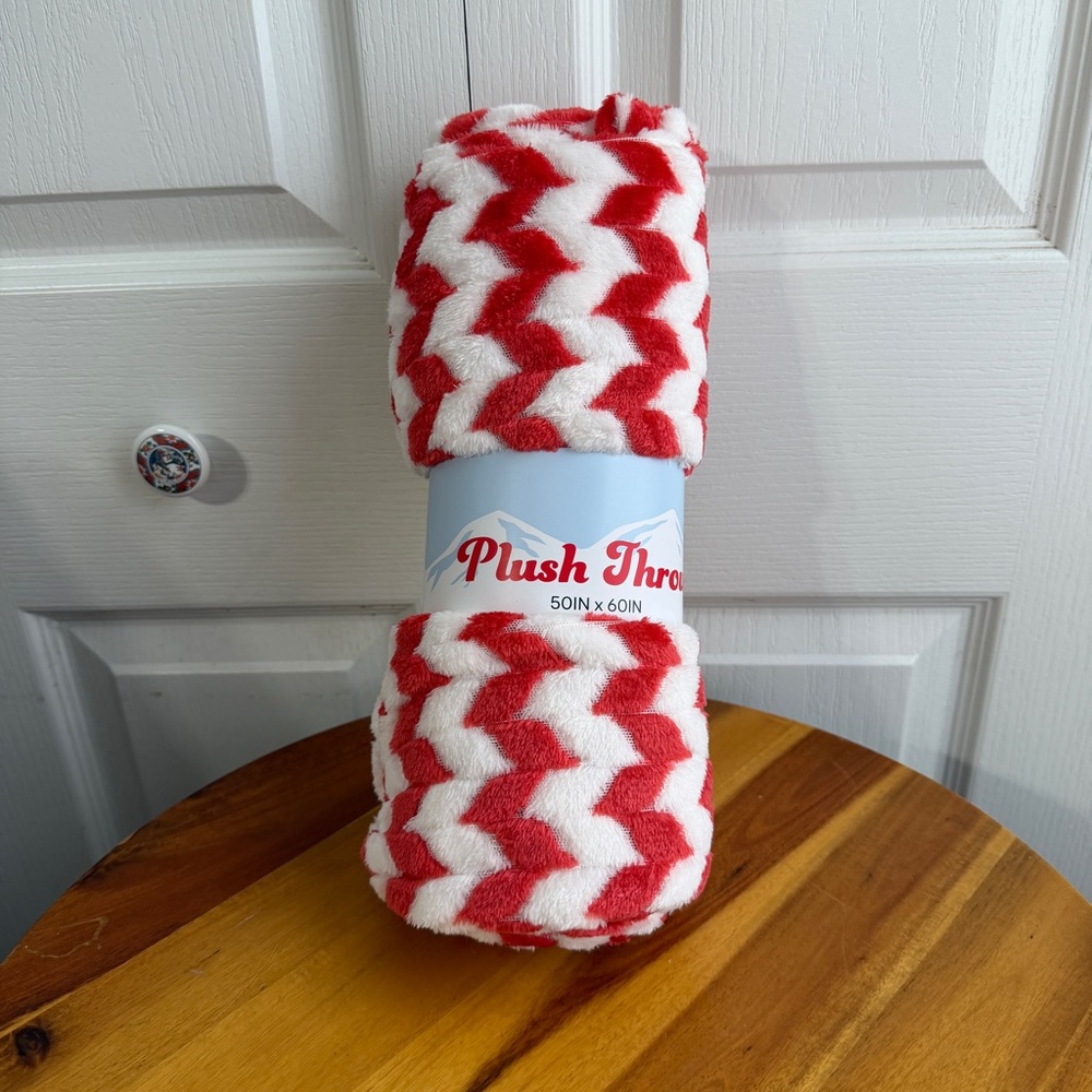 Target plush‎ throw 50 x 60 red white chevron blanket